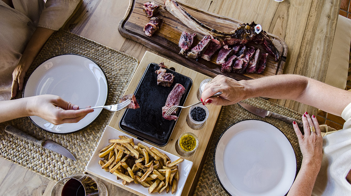 tomahawk de retwagyu en asador habitat cigueña negra